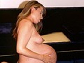海外爆腹妊婦ベスト8時間32人 限界に挑むガン突きマタニティSEX！！　サンプル画像03